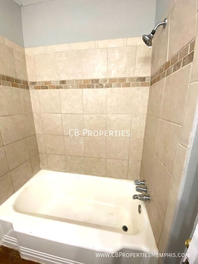 Building Photo - 1032 N Evergreen St