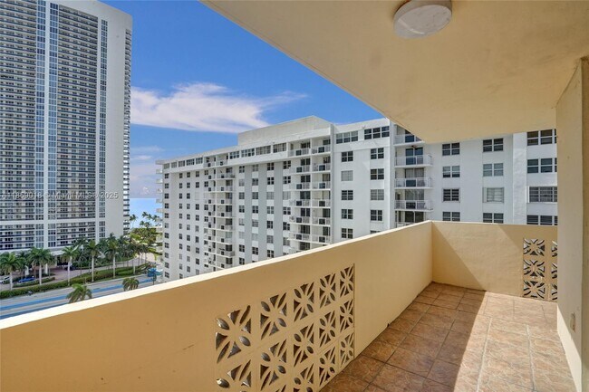 Building Photo - 1833 S Ocean Dr