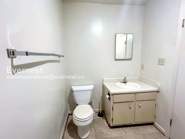 Building Photo - 2-Bedroom Townhome with Washer / Pet-frien...