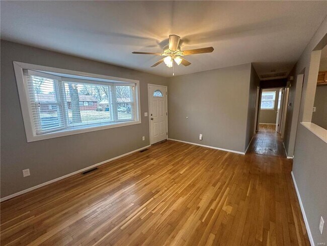 Building Photo - Discover the epitome of comfort in this 3-bed, 2-bath ranch-style gem.