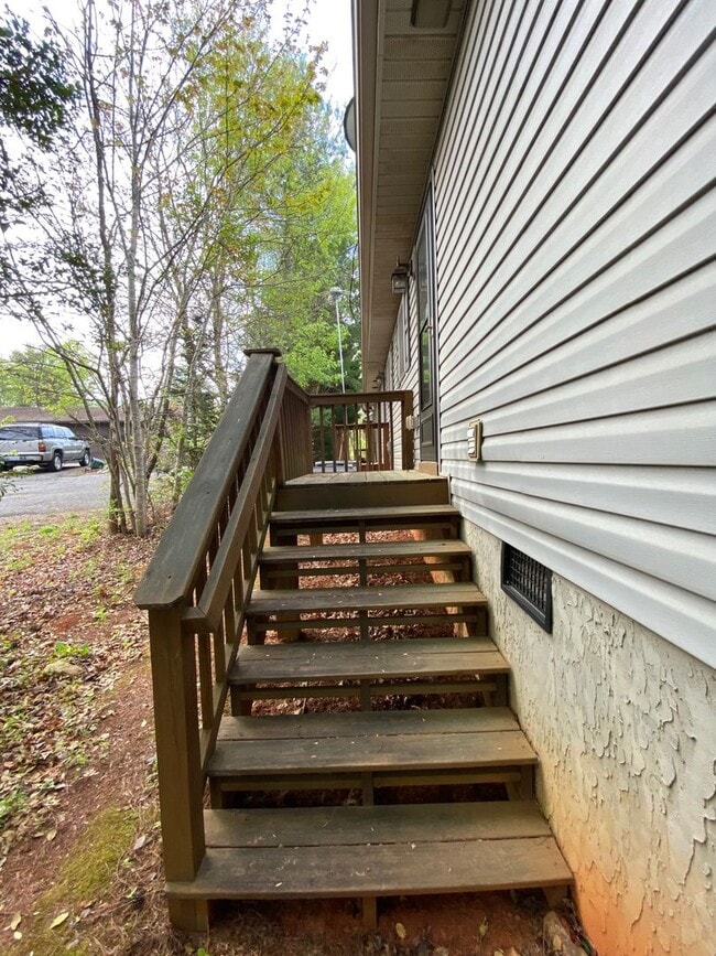 Building Photo - North AVL - Spacious 2/2 Apartment