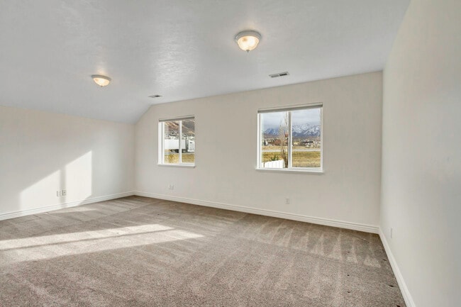 Building Photo - 692 E 180 N