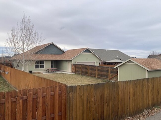 Building Photo - House close to schools and park