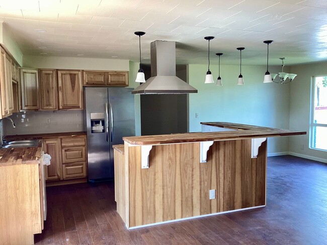 Building Photo - Renovated 4 bed 2 bath with large yard and...
