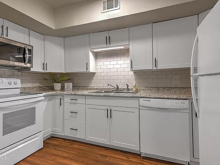 Building Photo - 115 Beechnut St