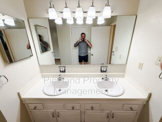 Building Photo - 888 De Paul Dr
