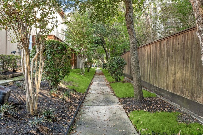 Building Photo - 618 Pink Azalea Trail