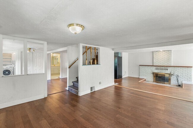 Building Photo - 135 S Path