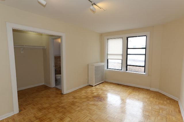 Building Photo - 742 W Belmont Ave