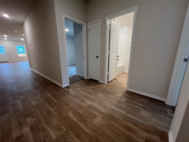 Building Photo - 221 Wirecrested Dr