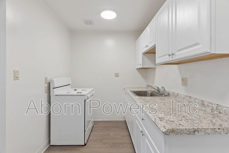 Building Photo - 2807-2813 Manor Dr