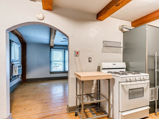 Building Photo - Unique with a Artsy Flare    1Bed + Flex Room /1.5 Bath in Edgemere Park