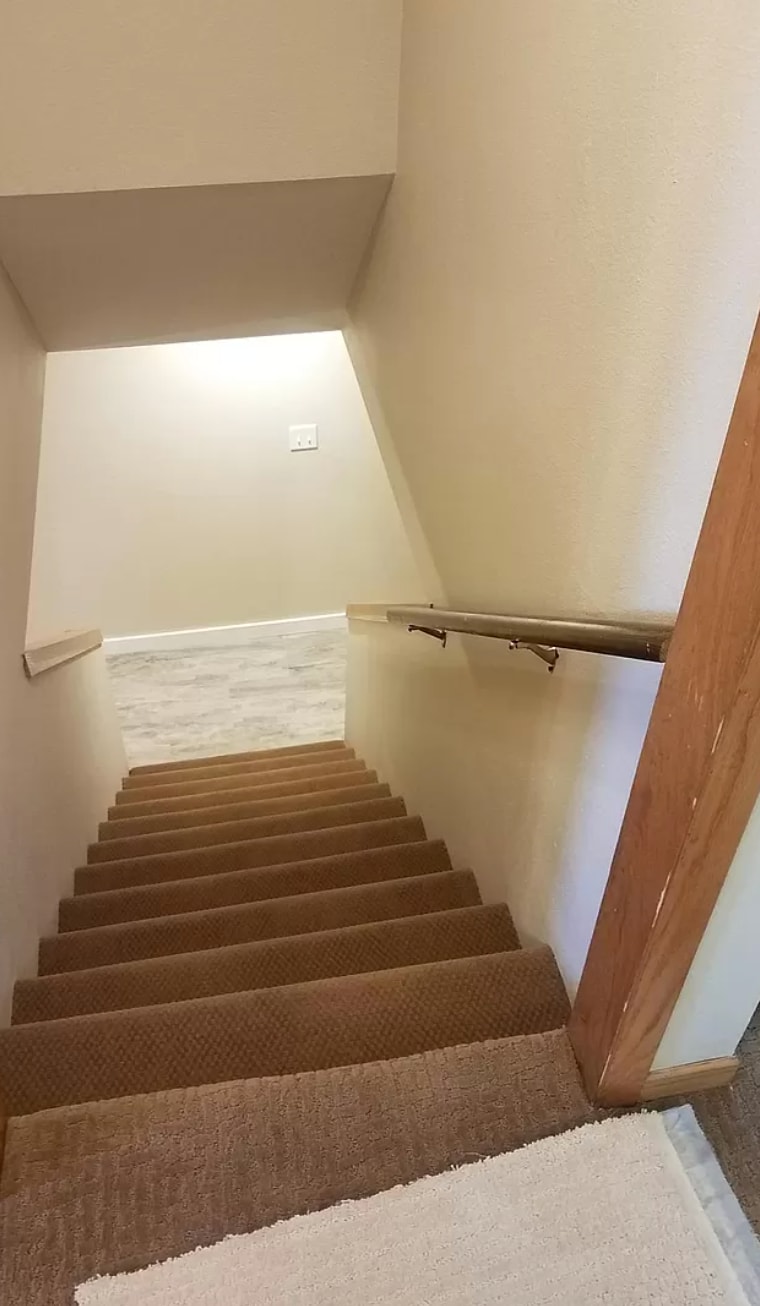 stairs - 2324 Crescent Dr