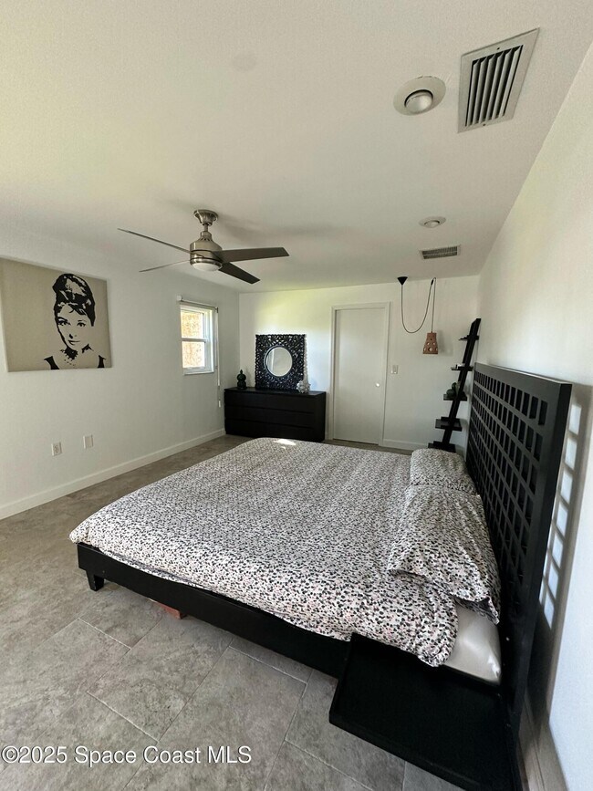 Building Photo - 302 W Osceola Ln