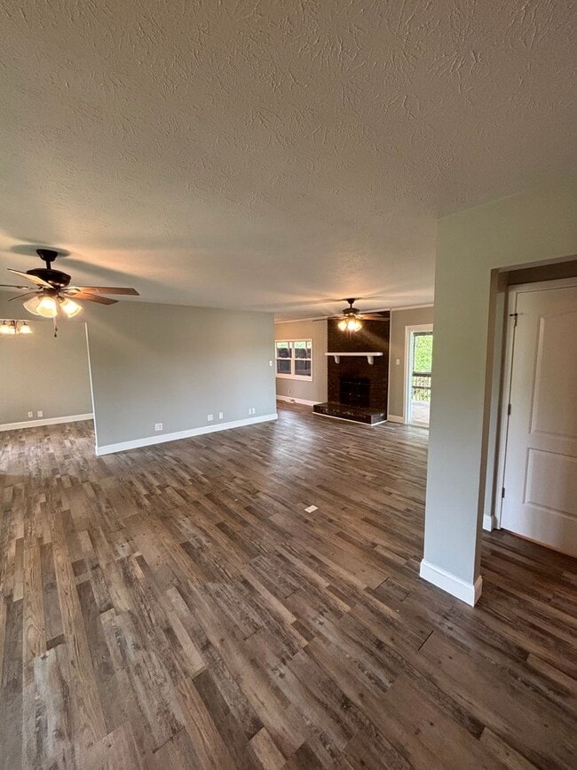 Building Photo - Freshly Renovated Rancher!