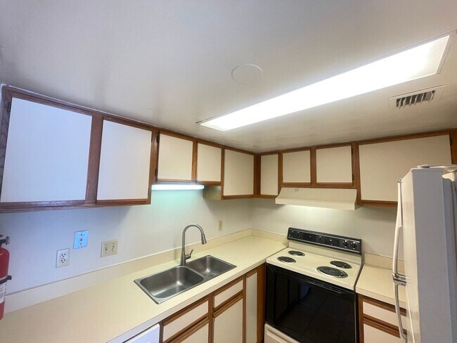 Building Photo - 1/1.5 Townhome in Gated Community! -- Appl...