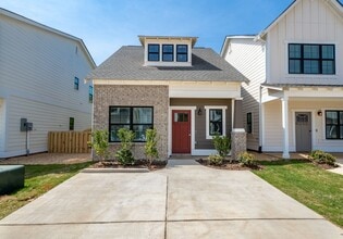 Building Photo - Great Roommate Floor Plan with Bonus Space!