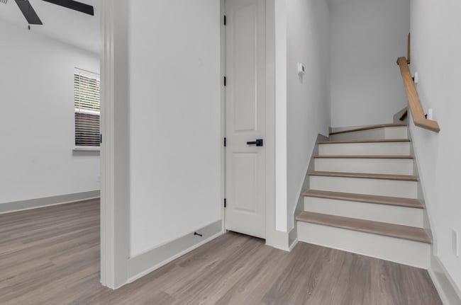 Building Photo - Sleek & Modern 3/2 in Garden Oaks