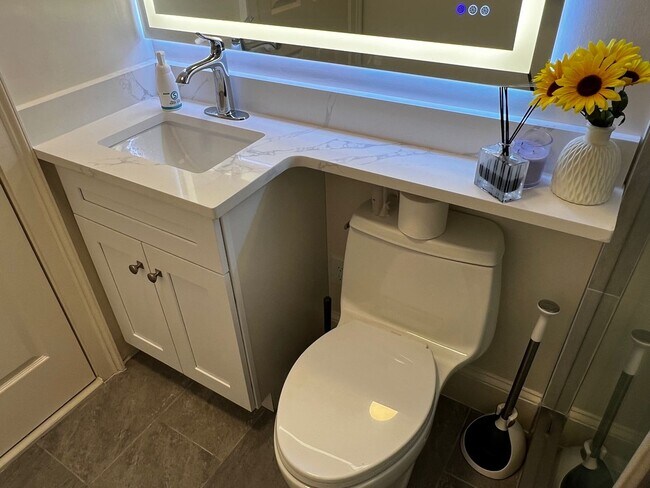 Building Photo - WOW!!!  GORGEOUS BRIGHTON 3 BED WITH HT AND HW INCLUDED!!