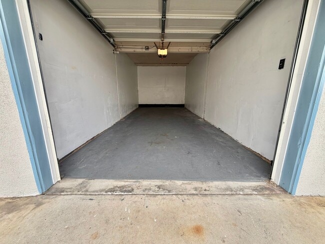 Building Photo - Spacious 2BD with Private Laundry Room, Garage Parking & Private Entrance