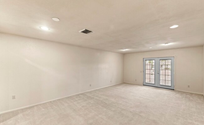 Building Photo - Great home in an active 55+ community!