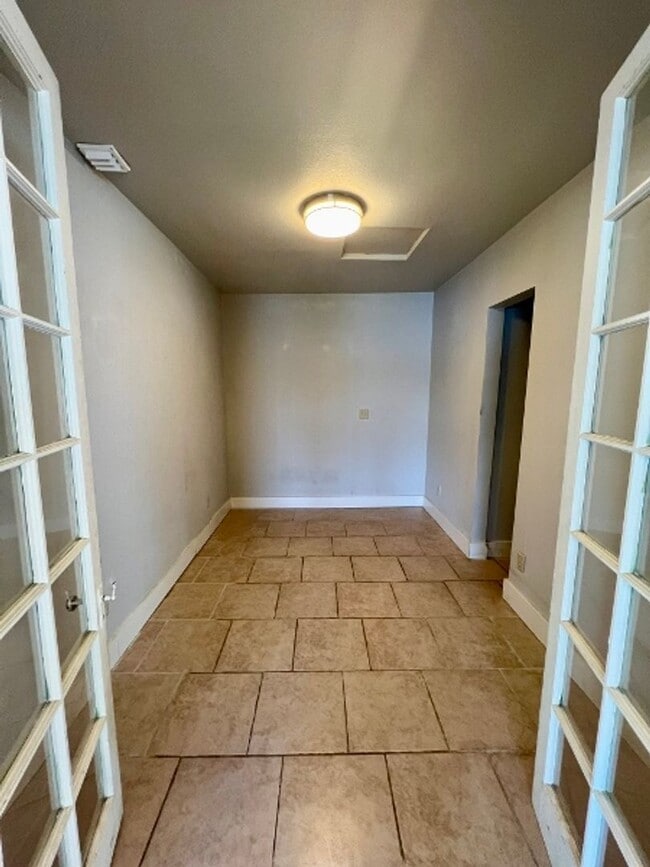 Building Photo - Beachfront Cabin - Water Included