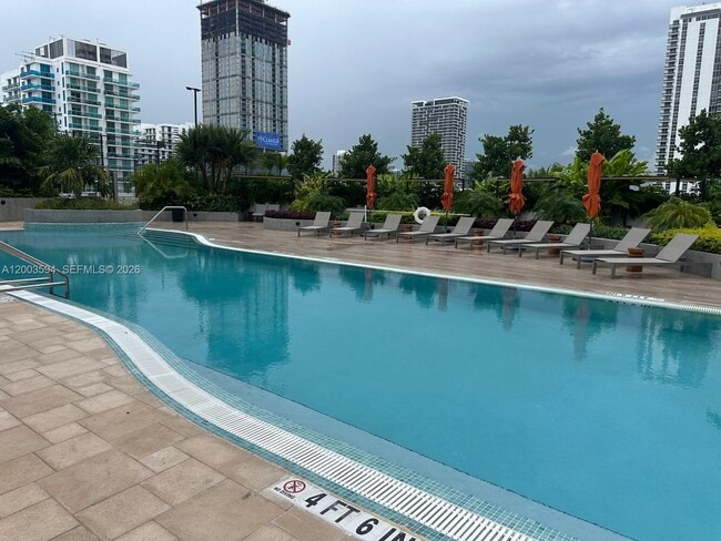 Building Photo - 700 NE 24th St