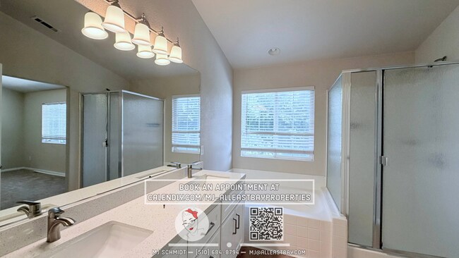 Building Photo - Beautiful 3 bedroom home nestled in cozy Brentwood neighborhood!