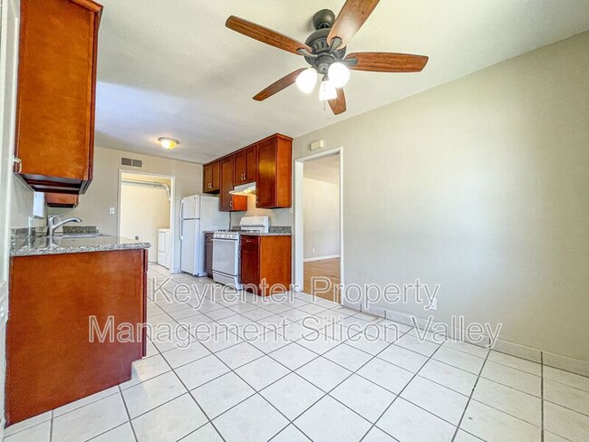 Building Photo - 865-867 N 15th St