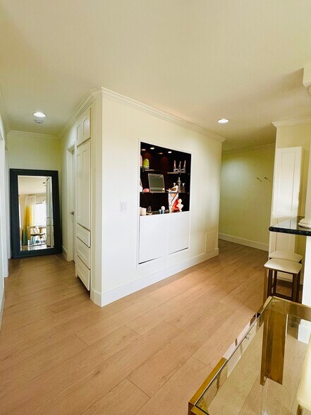 Building Photo - 8400 De Longpre Ave