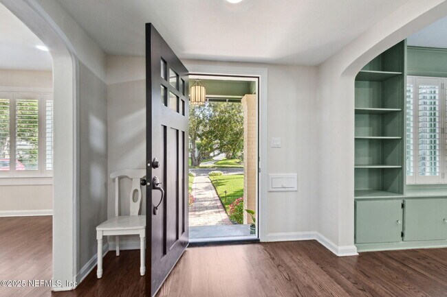 Building Photo - 2334 Broadmoor Ln