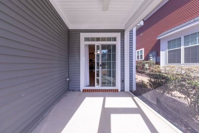 Building Photo - Like New one level living