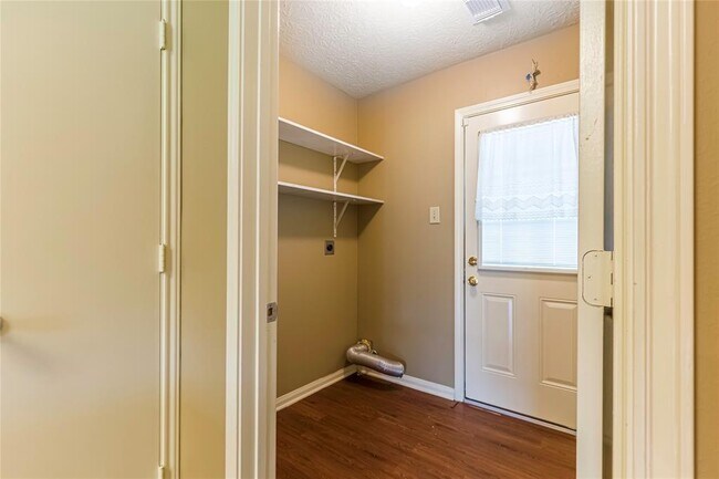Building Photo - 988 Birnham Woods Blvd