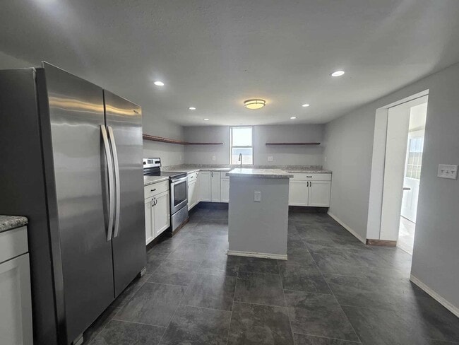 Building Photo - Charming Farm House!