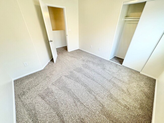 Building Photo - BEAUTIFULLY UPDATED SOUTHWEST LAS VEGAS TOWNHOME WITH NEW KITCHEN AND FLOORING