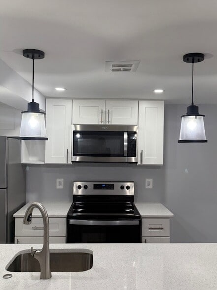 Building Photo - 219 9th St SE