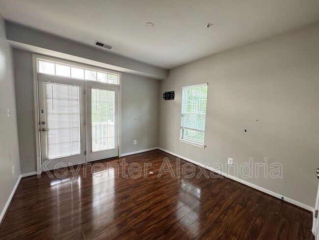 Building Photo - 2561 Eastbourne Dr