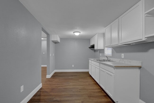 Building Photo - 2 bed 1 bath + laundry