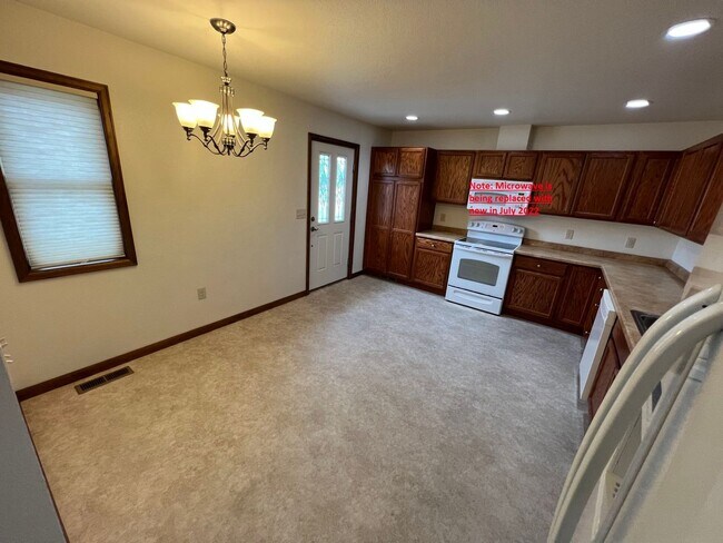 Building Photo - 409 S Broadway Ave