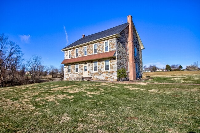 Primary Photo - 796 Long Ln