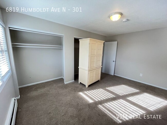 Building Photo - Spacious 2 Bedroom 1 Bathroom Unit - Avail...