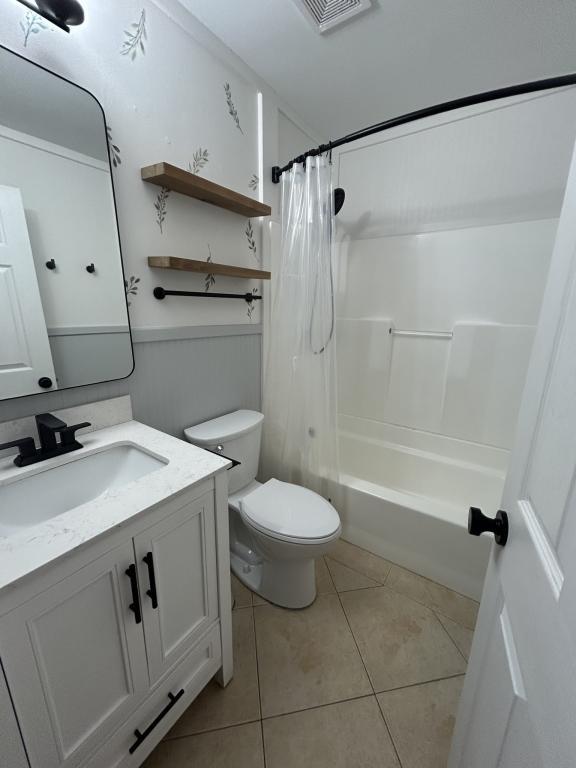 Building Photo - 405 Kingston Rd