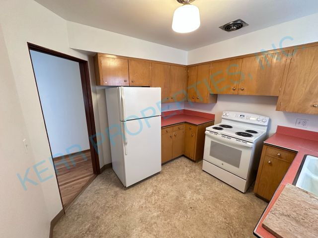 Building Photo - Charming 2-Bed Oasis with 1,111 Sq Ft of Comfort in Vibrant SE Portland!
