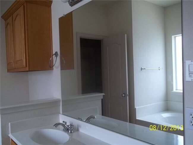 Building Photo - 6218 Bentwood Dr