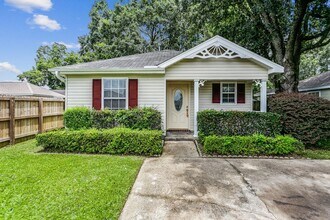 Building Photo - Adorable two-bedroom home with bonus room