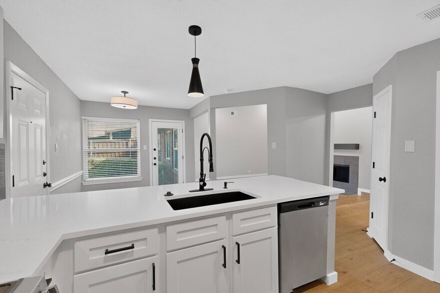 Building Photo - 405 Phillips Dr