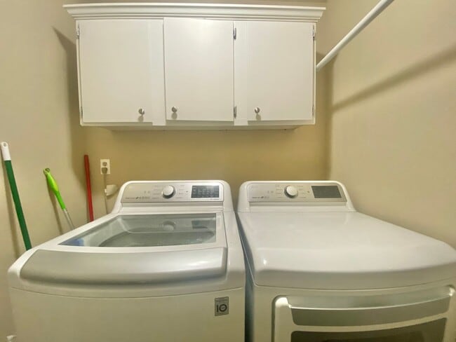 Building Photo - PRE- LEASING NOW for 2 bed 2 bath updated ...