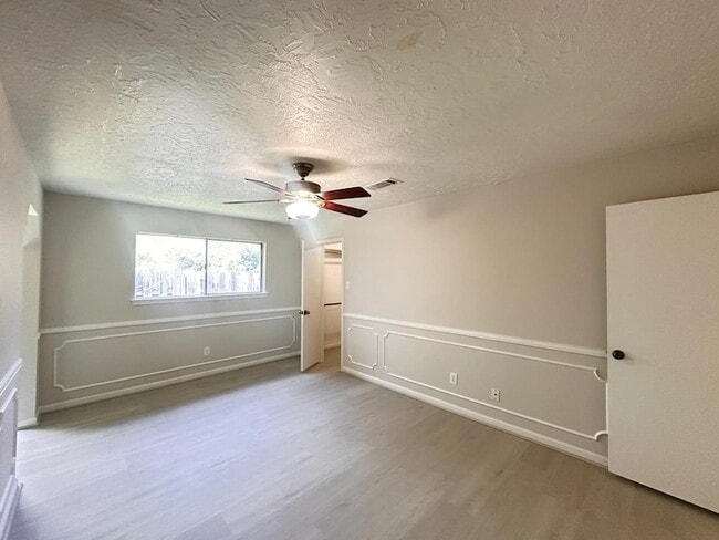 Building Photo - 219 Kings Ct