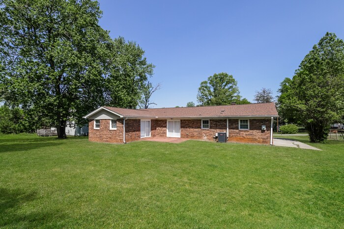 Building Photo - 5160 Largo Dr
