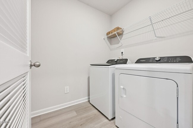 Building Photo - 5 and A Loft single family for sale